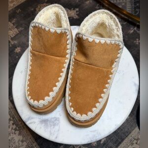Women’s Size 10 Cozy Sherpa Lined Slippers Tan Faux Suede UGG Style In/Outdoor